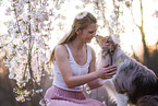 junge Frau mit Miniature Australian Shepherd