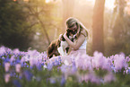 junge Frau mit Miniature Australian Shepherd