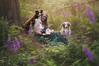 junge Frau mit 2 Miniature Australian Shepherds