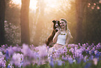 junge Frau mit Miniature Australian Shepherd