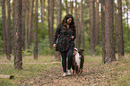 Frau und Miniature Australian Shepherd