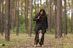 Frau und Miniature Australian Shepherd