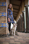Frau mit Miniature Australian Shepherd