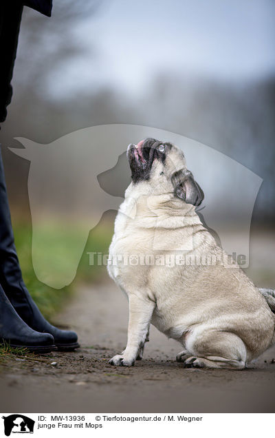 junge Frau mit Mops / young woman with pug / MW-13936