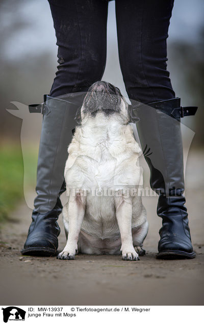 junge Frau mit Mops / young woman with pug / MW-13937