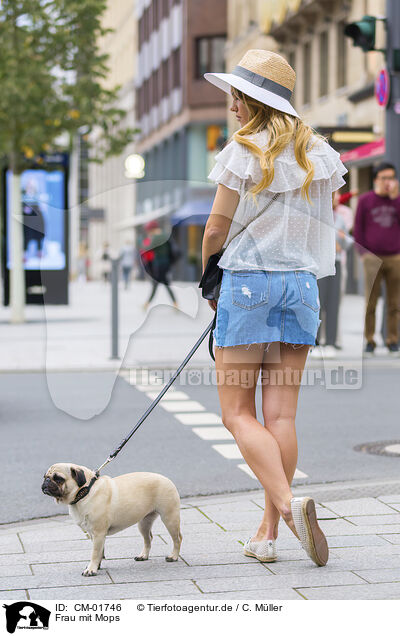 Frau mit Mops / woman with Pug / CM-01746