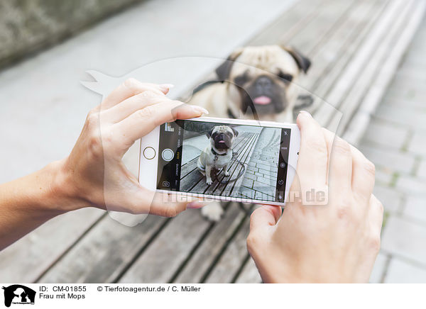 Frau mit Mops / woman with Pug / CM-01855