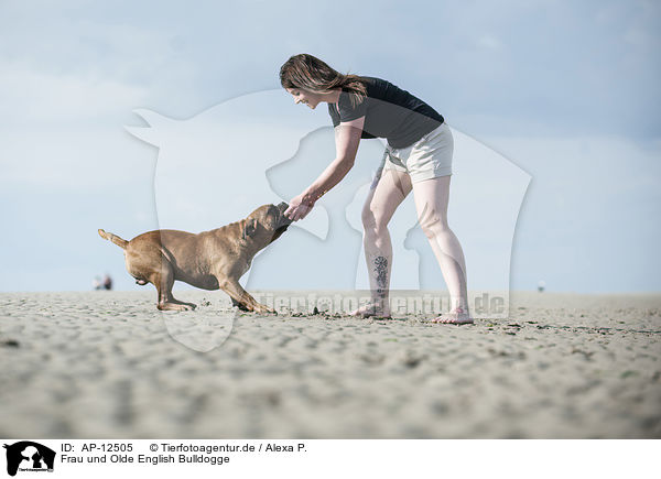 Frau und Olde English Bulldogge / AP-12505