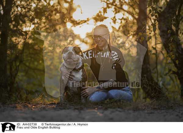 Frau und Olde English Bulldog / AH-02738