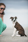 Frau und junge Olde English Bulldogge