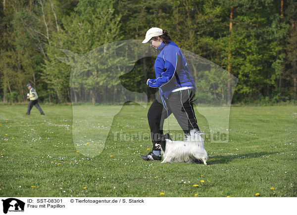 Frau mit Papillon / SST-08301