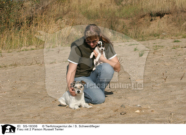 Frau mit 2 Parson Russell Terrier / woman with 2 Parson Russell Terrier / SS-18306