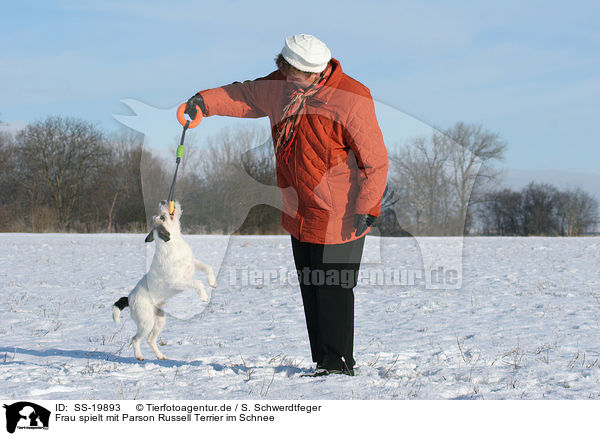 Frau spielt mit Parson Russell Terrier im Schnee / SS-19893