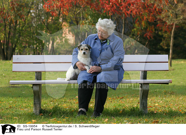 Frau und Parson Russell Terrier / SS-19954