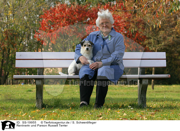 Rentnerin und Parson Russell Terrier / SS-19955