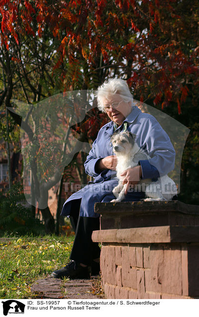 Frau und Parson Russell Terrier / SS-19957