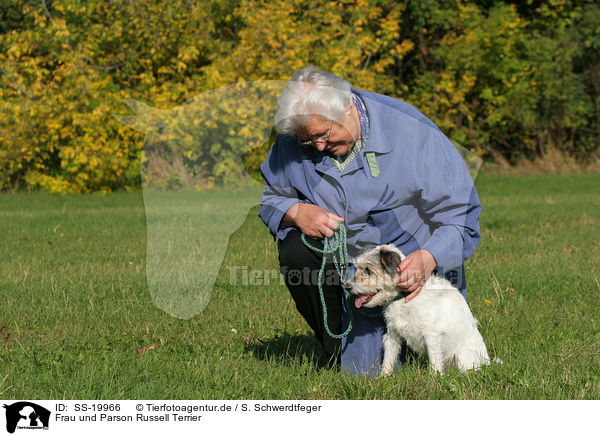 Frau und Parson Russell Terrier / woman and Parson Russell Terrier / SS-19966