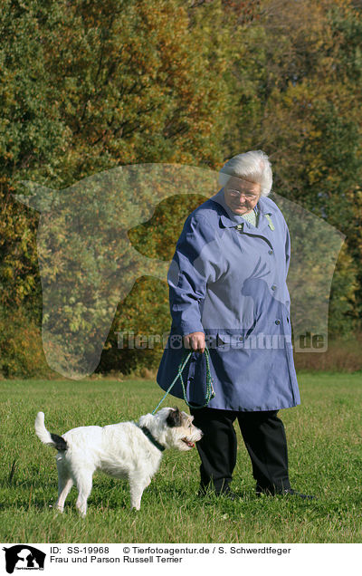 Frau und Parson Russell Terrier / woman and Parson Russell Terrier / SS-19968