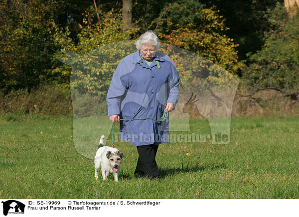 Frau und Parson Russell Terrier / woman and Parson Russell Terrier / SS-19969