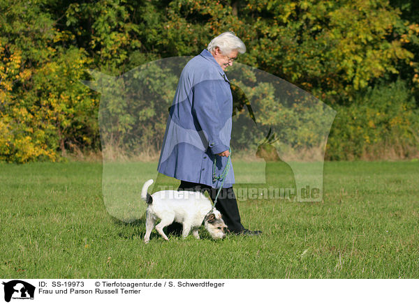 Frau und Parson Russell Terrier / woman and Parson Russell Terrier / SS-19973