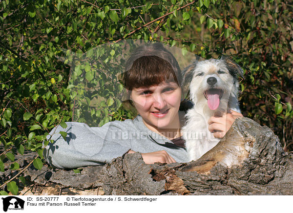 Frau mit Parson Russell Terrier / woman with Parson Russell Terrier / SS-20777