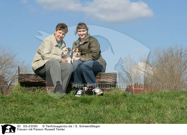 Frauen mit Parson Russell Terrier / SS-23090