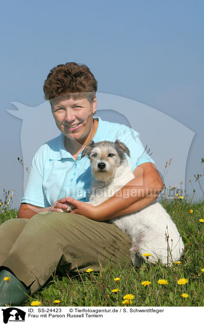 Frau mit Parson Russell Terriern / woman wit Parson Russell Terrier / SS-24423