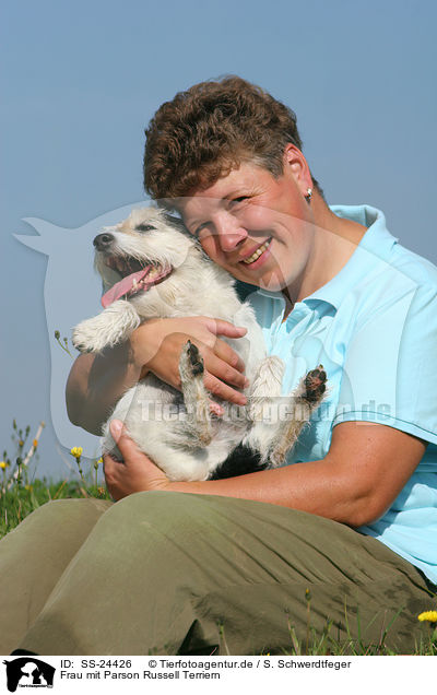 Frau mit Parson Russell Terriern / woman wit Parson Russell Terrier / SS-24426
