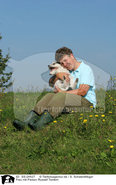 Frau mit Parson Russell Terriern / woman wit Parson Russell Terrier / SS-24427