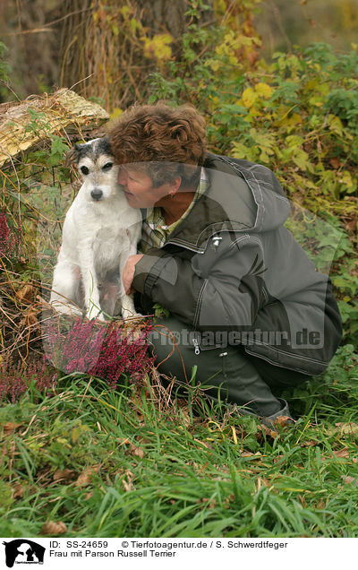 Frau mit Parson Russell Terrier / woman with Parson Russell Terrier / SS-24659