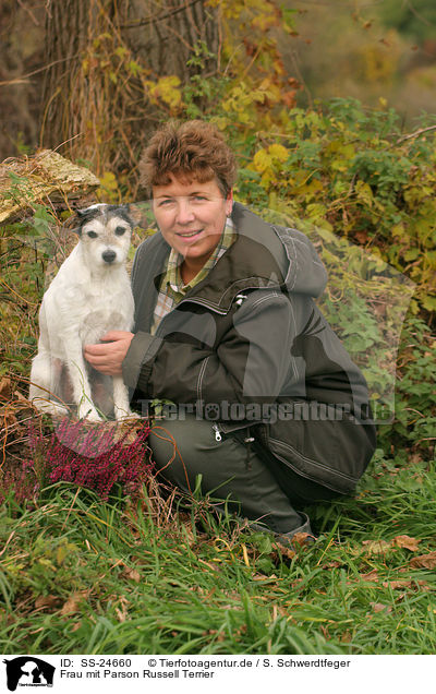Frau mit Parson Russell Terrier / woman with Parson Russell Terrier / SS-24660