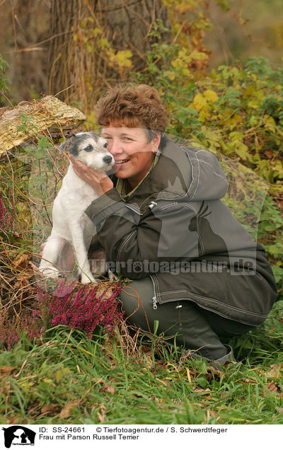 Frau mit Parson Russell Terrier / woman with Parson Russell Terrier / SS-24661