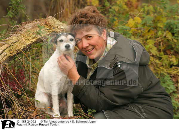 Frau mit Parson Russell Terrier / woman with Parson Russell Terrier / SS-24662