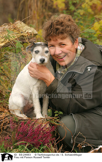 Frau mit Parson Russell Terrier / woman with Parson Russell Terrier / SS-24663