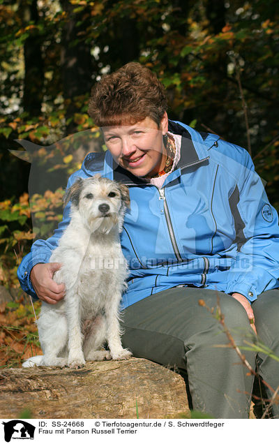 Frau mit Parson Russell Terrier / woman with Parson Russell Terrier / SS-24668