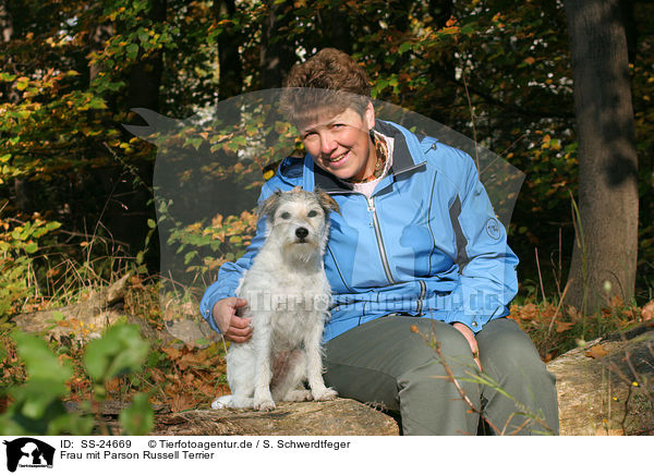 Frau mit Parson Russell Terrier / woman with Parson Russell Terrier / SS-24669