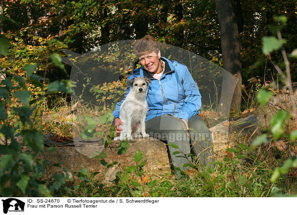Frau mit Parson Russell Terrier / woman with Parson Russell Terrier / SS-24670