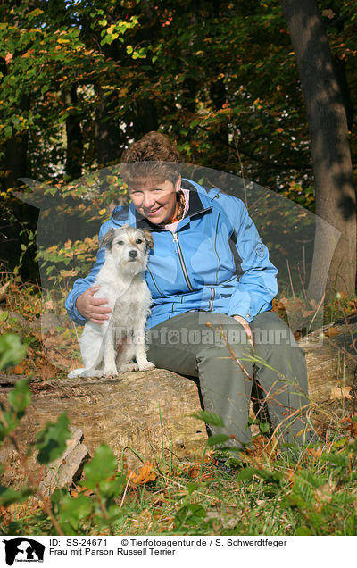 Frau mit Parson Russell Terrier / woman with Parson Russell Terrier / SS-24671