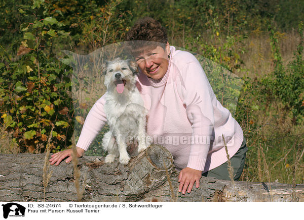 Frau mit Parson Russell Terrier / woman with Parson Russell Terrier / SS-24674