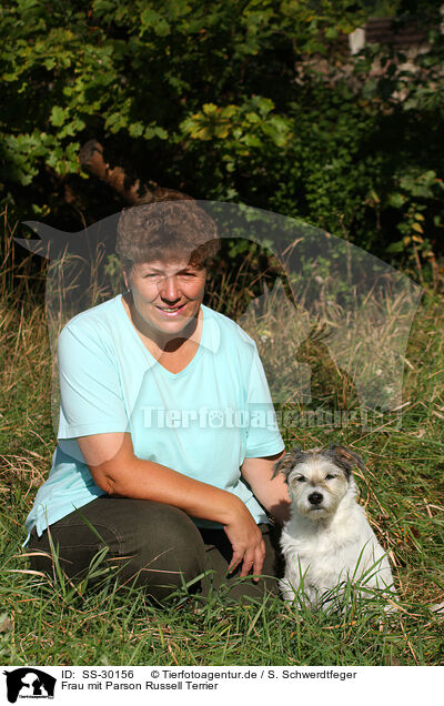 Frau mit Parson Russell Terrier / woman with Parson Russell Terrier / SS-30156