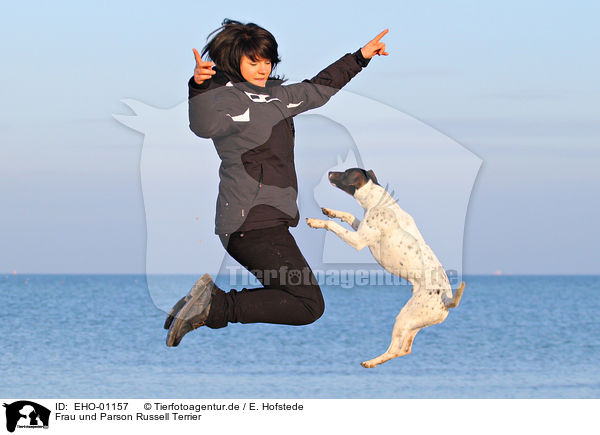 Frau und Parson Russell Terrier / EHO-01157