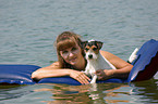 junge Frau mit Hund beim Baden