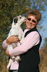 Parson Russell Terrier leckt Frau an