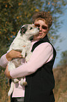 Parson Russell Terrier leckt Frau an