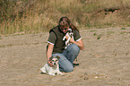 Frau mit 2 Parson Russell Terrier