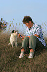 Frau fttert Parson Russell Terrier