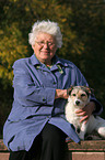 Rentnerin und Parson Russell Terrier