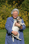 Frau trgt Parson Russell Terrier