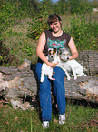 Frau mit 2 Parson Russell Terriern