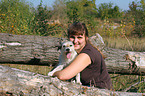 Frau mit Parson Russell Terrier
